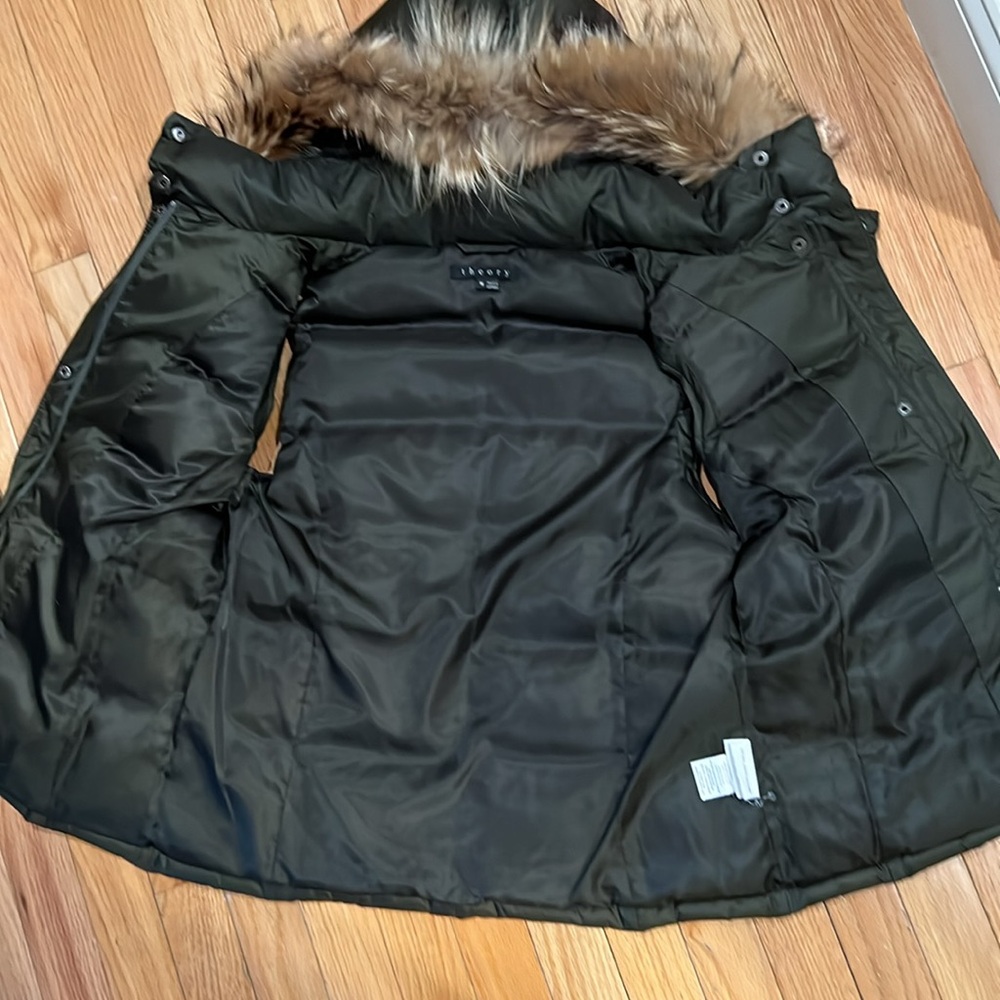 Like new - Theory down vest with raccoon fur trim. Removable hood, size M - Picture 9 of 12